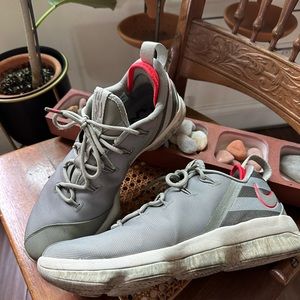 Nike LeBron XIV (14) Low Basketball Shoe Sneakers  Gray/Olive Green Size 10.5